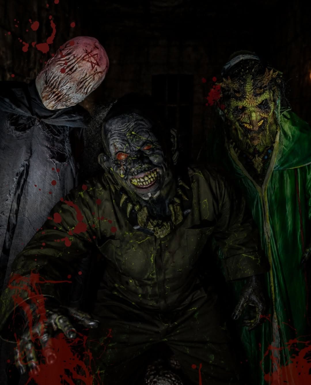 Personajes terroríficos de Halloween en León, Guanajuato, con disfraces espeluznantes y maquillaje aterrador para la feria.