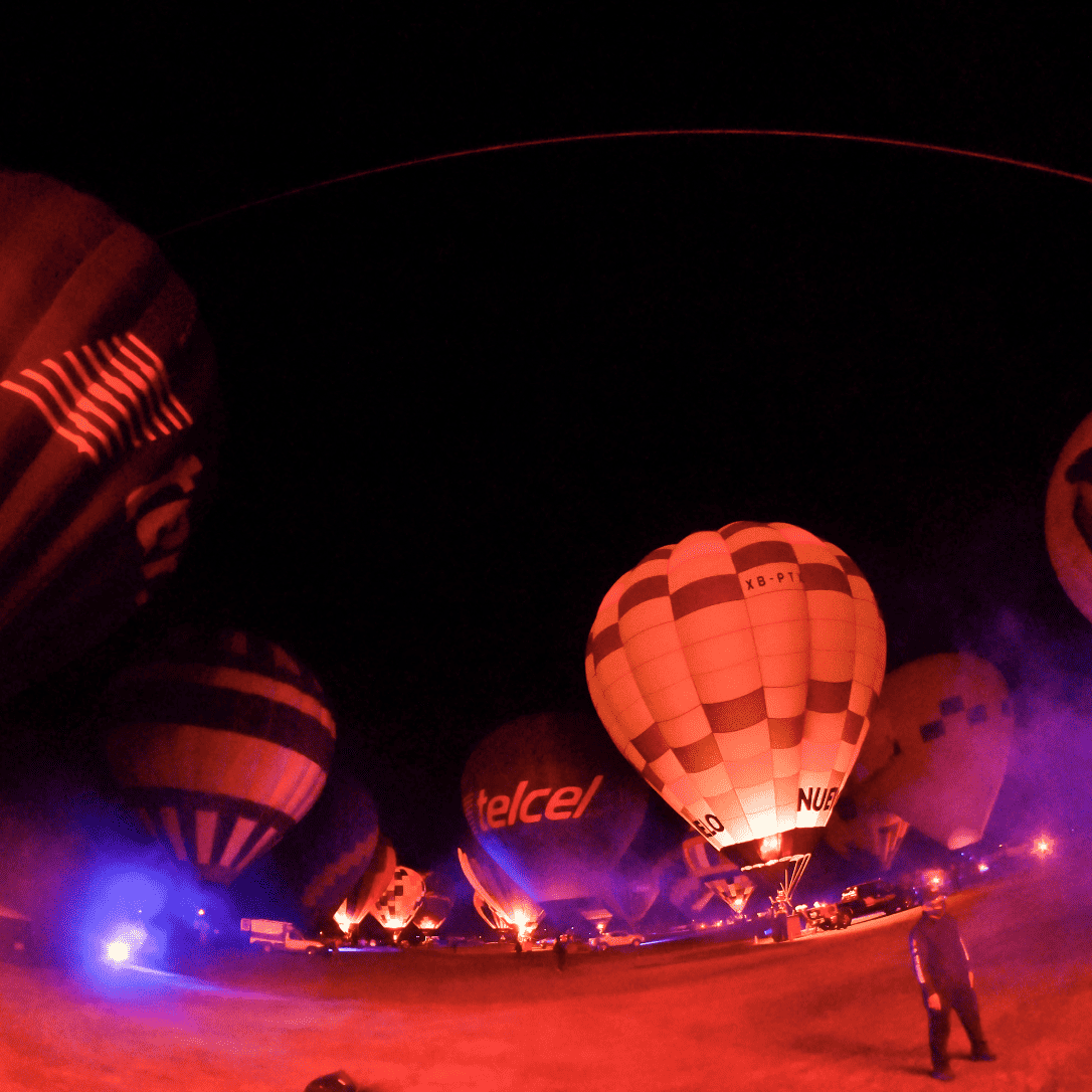Globos aerostáticos iluminados de noche durante el Festival Internacional del Globo 2026 en León, Guanajuato.
