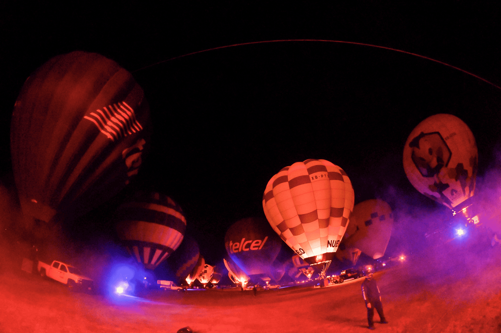 Globos aerostáticos iluminados de noche durante el Festival Internacional del Globo 2026 en León, Guanajuato.