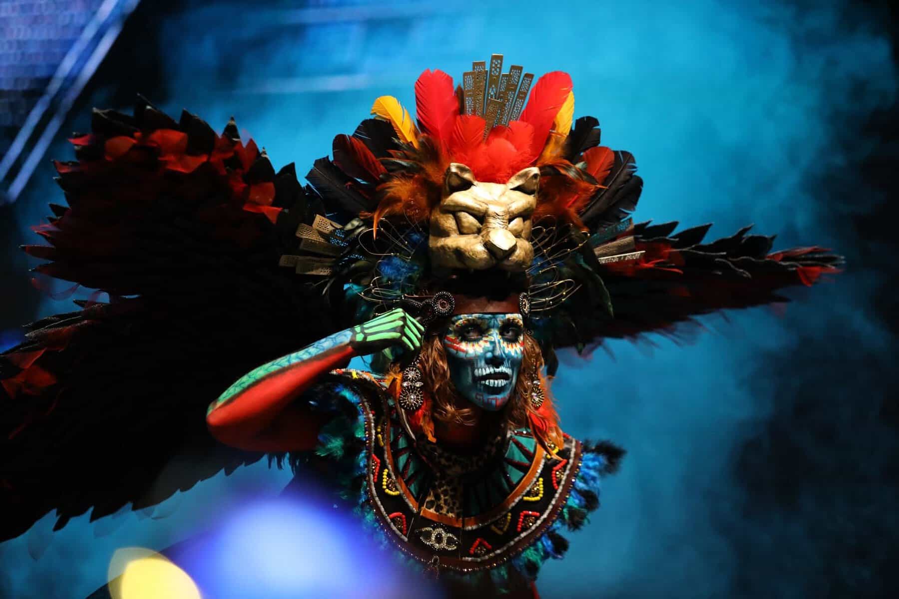 Figura de Catrina con m&aacute;scara y vestuario tradicional en Festival de la Muerte en Le&oacute;n, Guanajuato, M&eacute;xico.