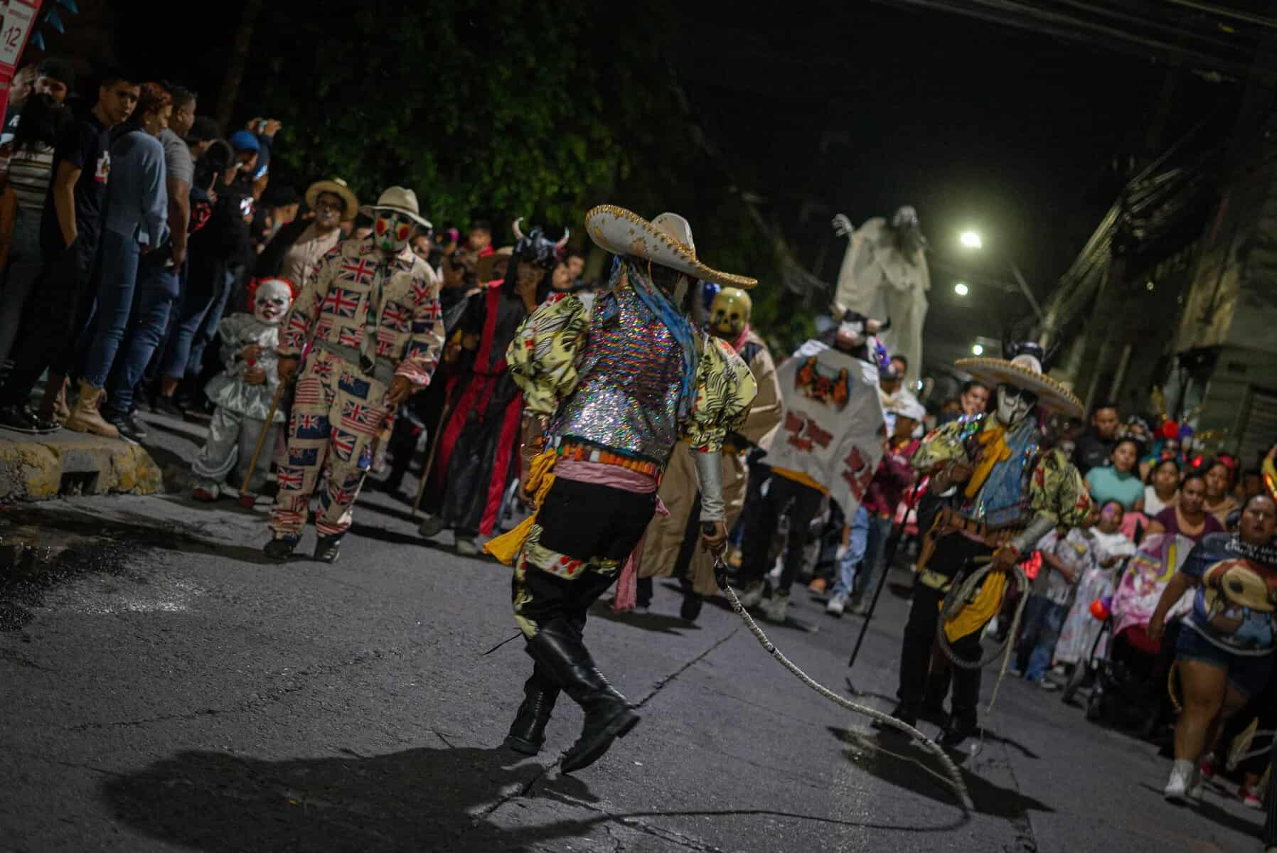 Desfile de Catrinas y &aacute;nimas en Le&oacute;n durante el Festival de la Muerte, celebraci&oacute;n tradicional mexicana nocturna.
