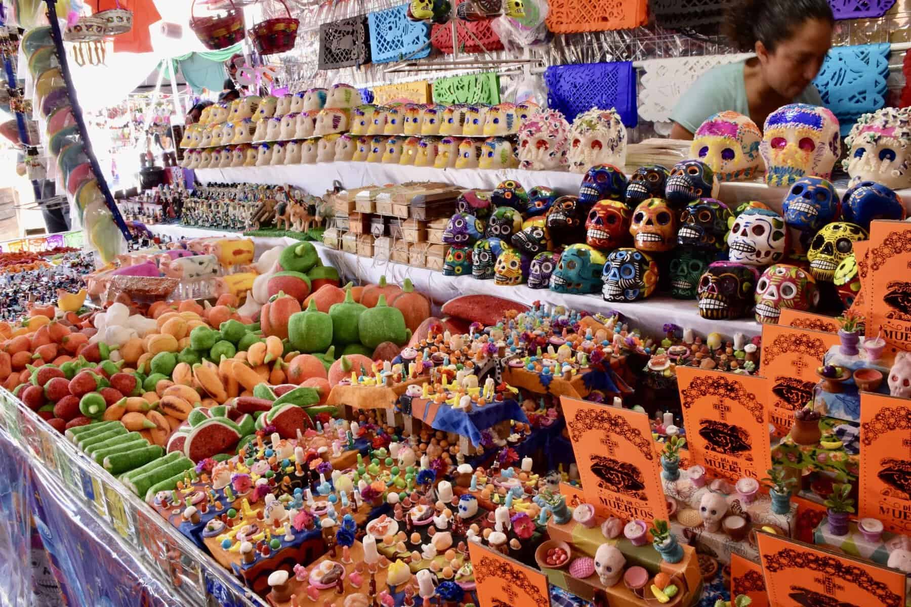 Vendedor en mercado de Le&oacute;n con artesan&iacute;as y dulces tradicionales mexicanas.
