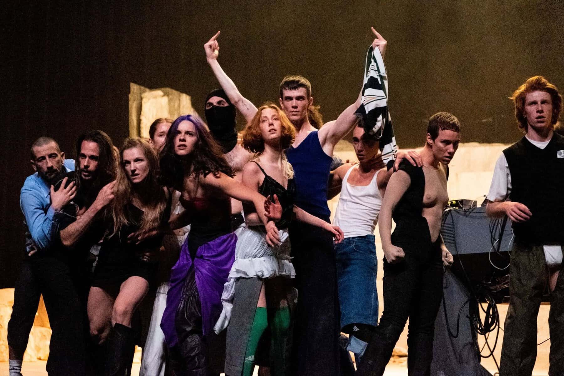 Grupo de actores en escena durante una obra teatral en Le&oacute;n, Guanajuato, M&eacute;xico, mostrando diversidad y talento art&iacute;stico.