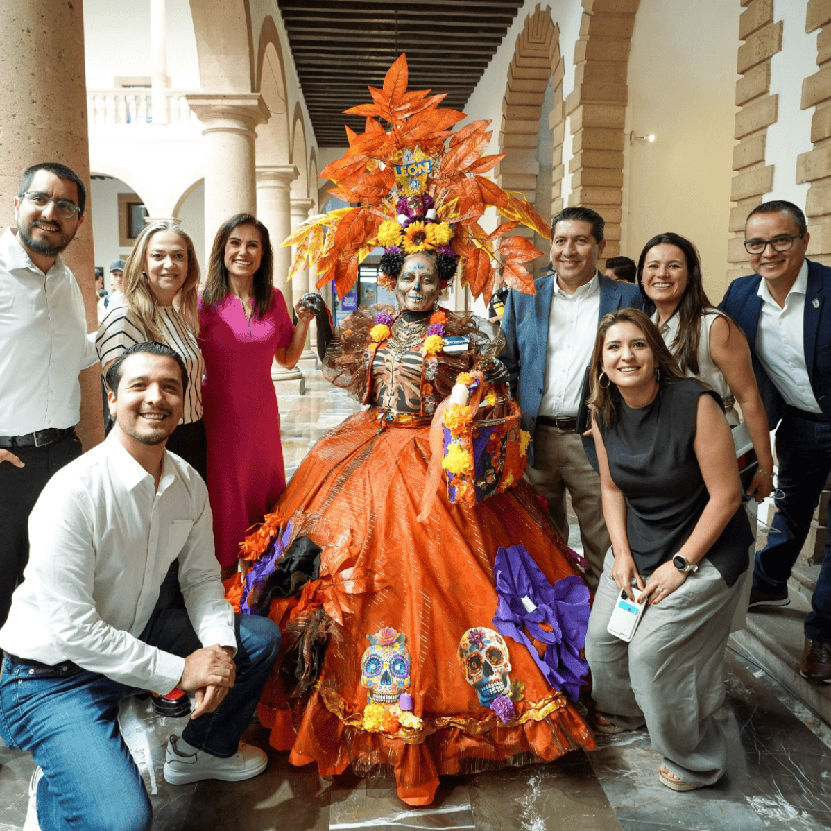Grupo de personas con vestimenta tradicional y calaveras en celebración del Día de Muertos en León, Guanajuato.