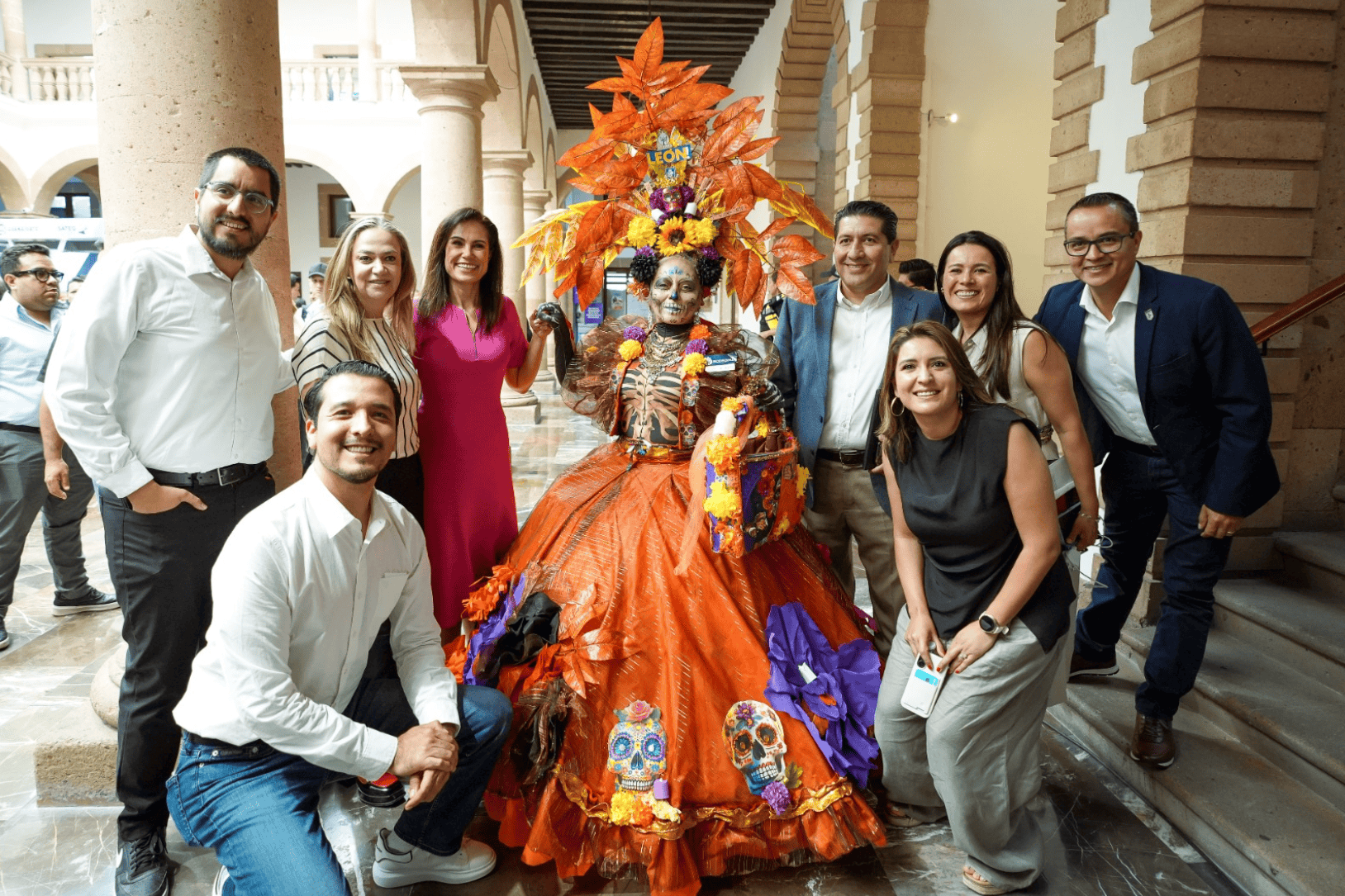 Grupo de personas con vestimenta tradicional y calaveras en celebración del Día de Muertos en León, Guanajuato.