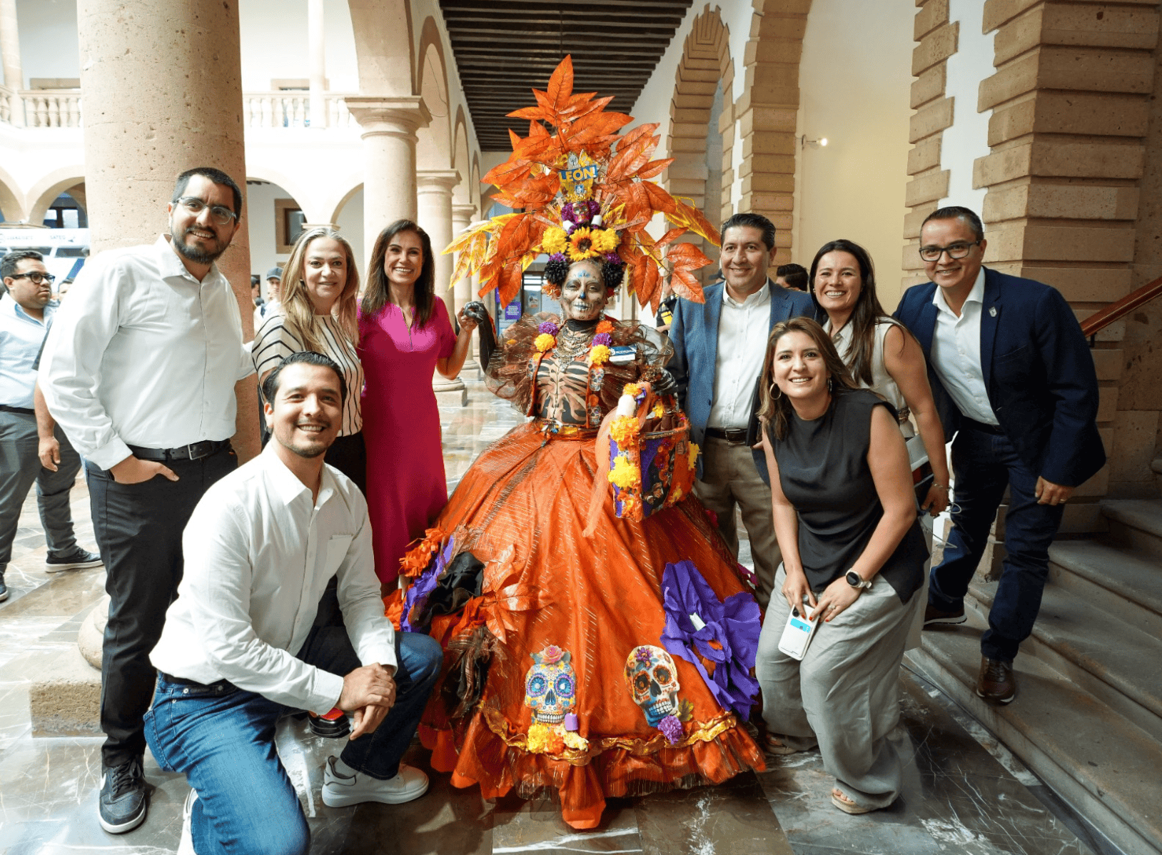 Grupo de personas con vestimenta tradicional y calaveras en celebraci&oacute;n del D&iacute;a de Muertos en Le&oacute;n, Guanajuato.