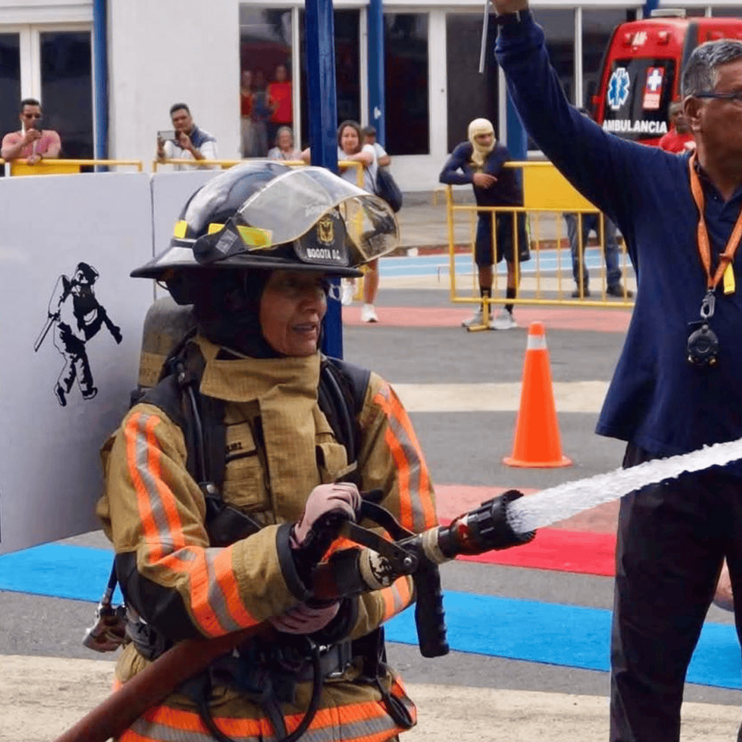 Bombero en acción durante competencia internacional en León, Guanajuato, México, demostrando habilidades y trabajo en equipo.