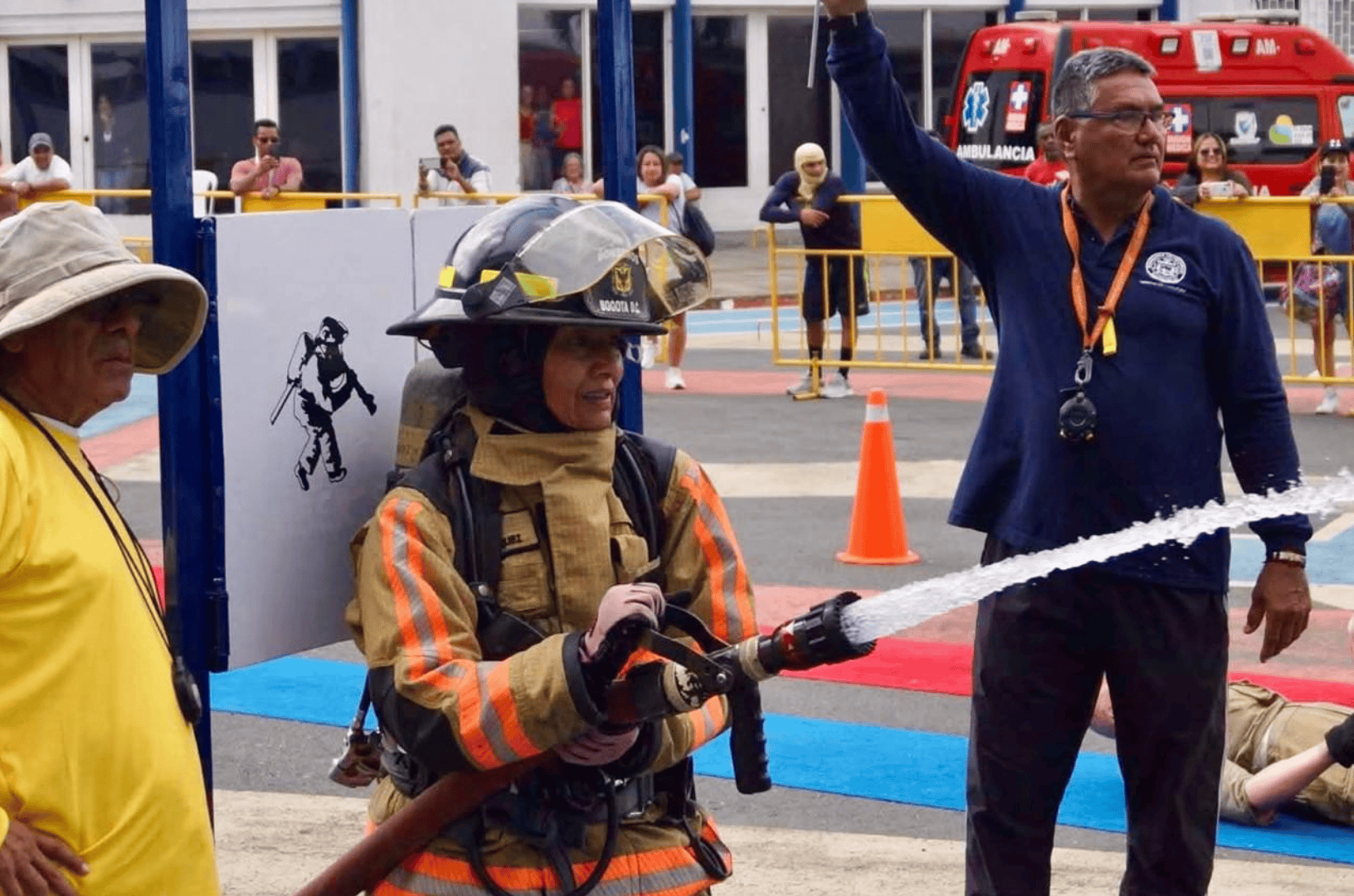 Bombero en acci&oacute;n durante competencia internacional en Le&oacute;n, Guanajuato, M&eacute;xico, demostrando habilidades y trabajo en equipo.