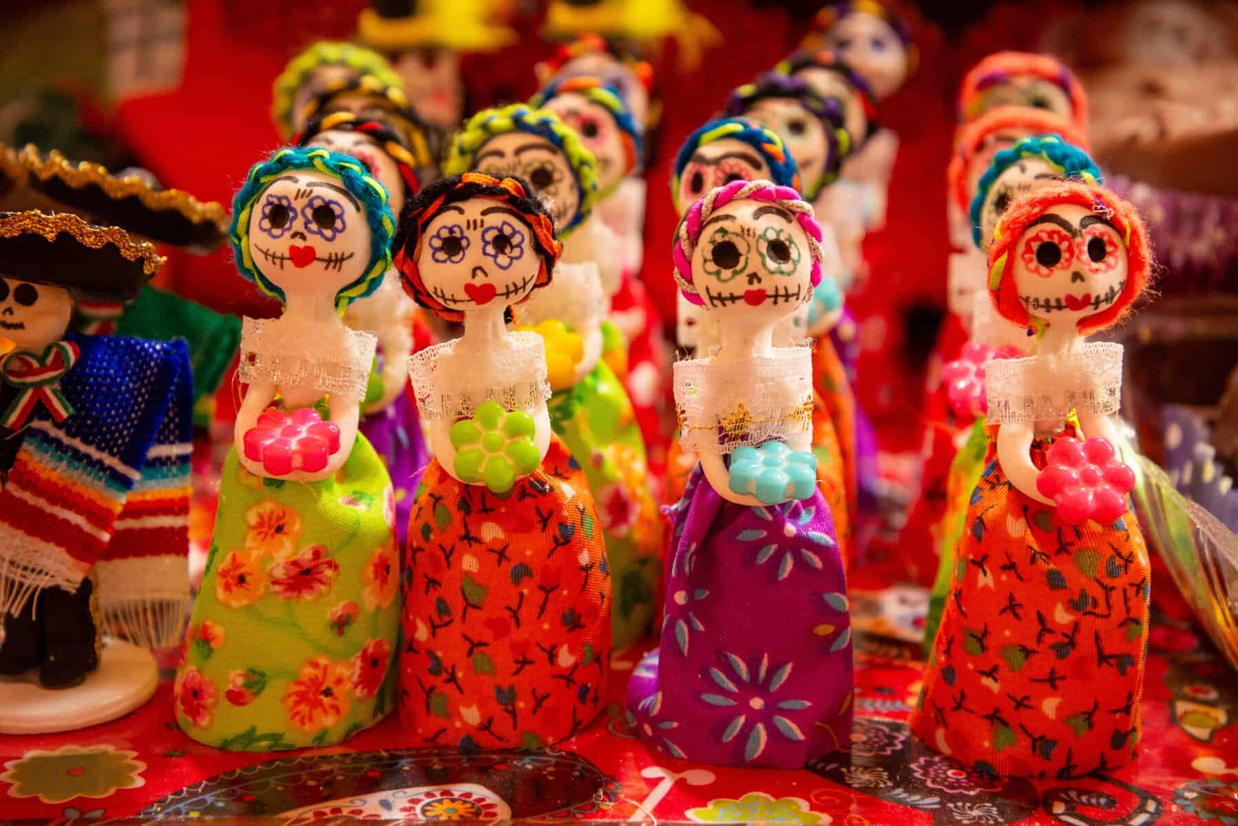 Figuras de cer&aacute;mica de D&iacute;a de Muertos en Le&oacute;n, Guanajuato, M&eacute;xico, coloridas y detalladas, cultura mexicana, artesan&iacute;a local.
