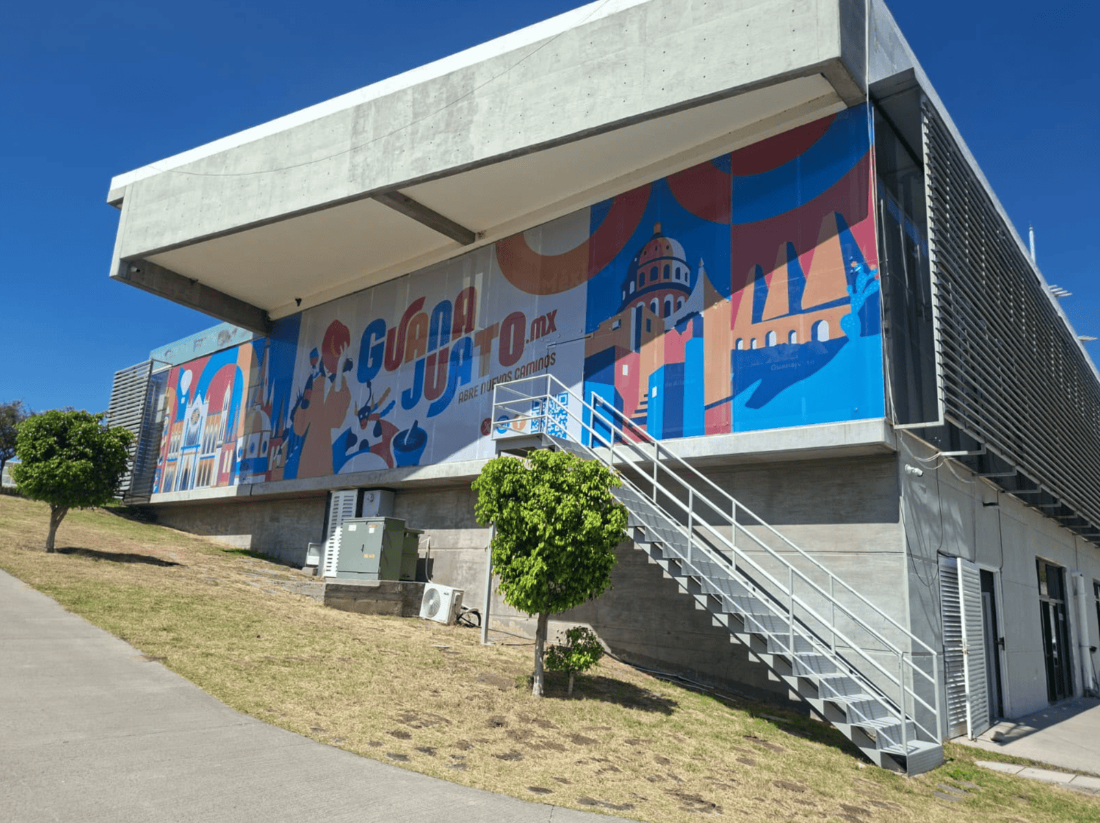Mural colorido en Poliforum León, arte urbano y cultura en la ciudad de León, Guanajuato, México.