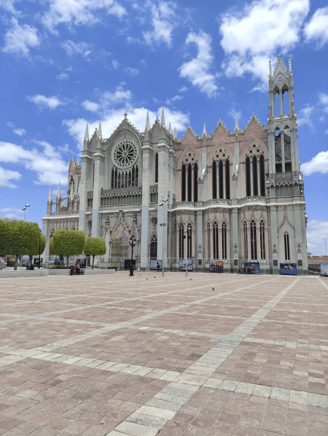 Catedral de León, iglesia gótica en Guanajuato, México, con fachada impresionante y detalles arquitectónicos.