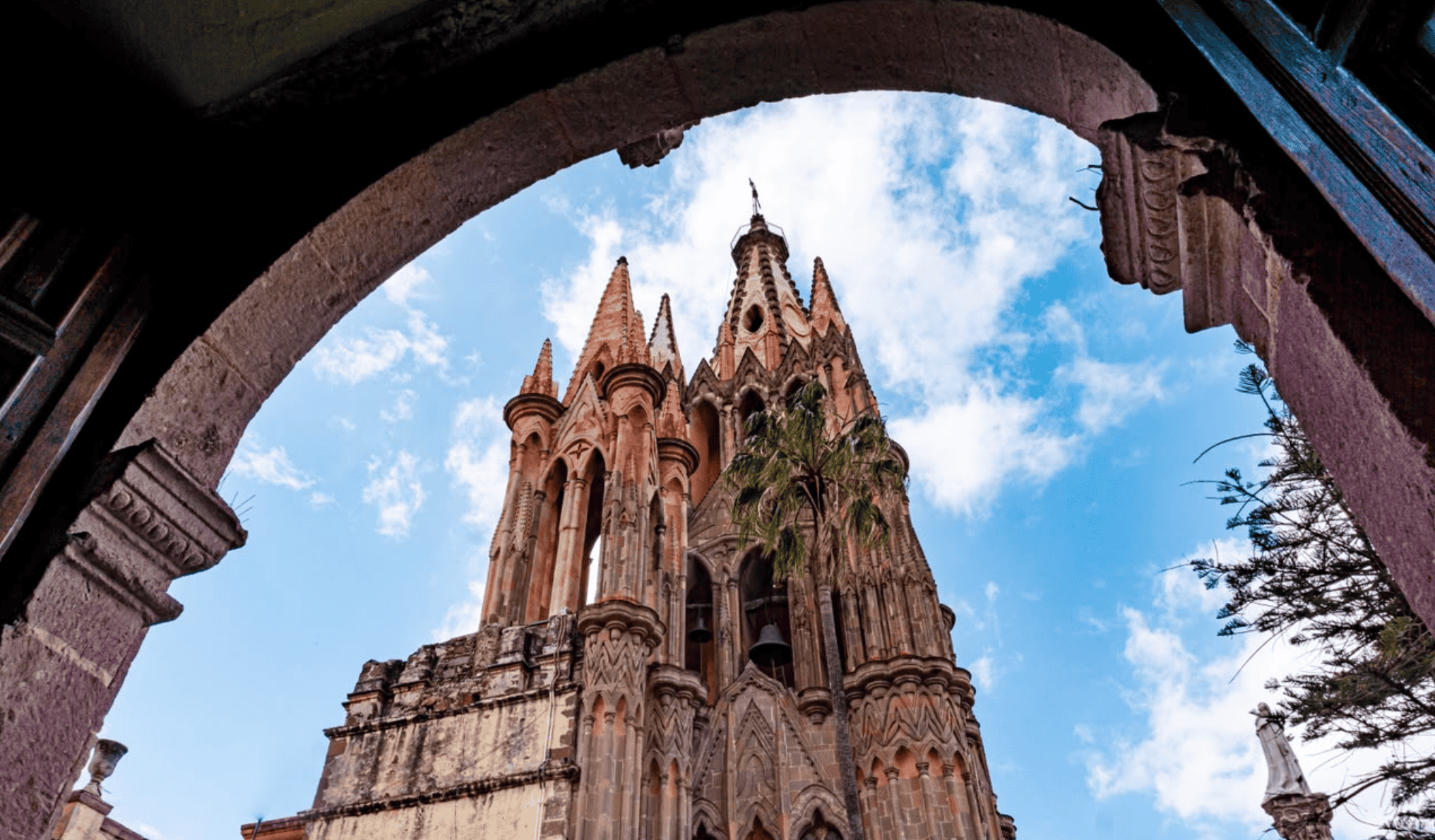 Catedral de León vista desde el arco, arquitectura gótica, turismo en Guanajuato, México.