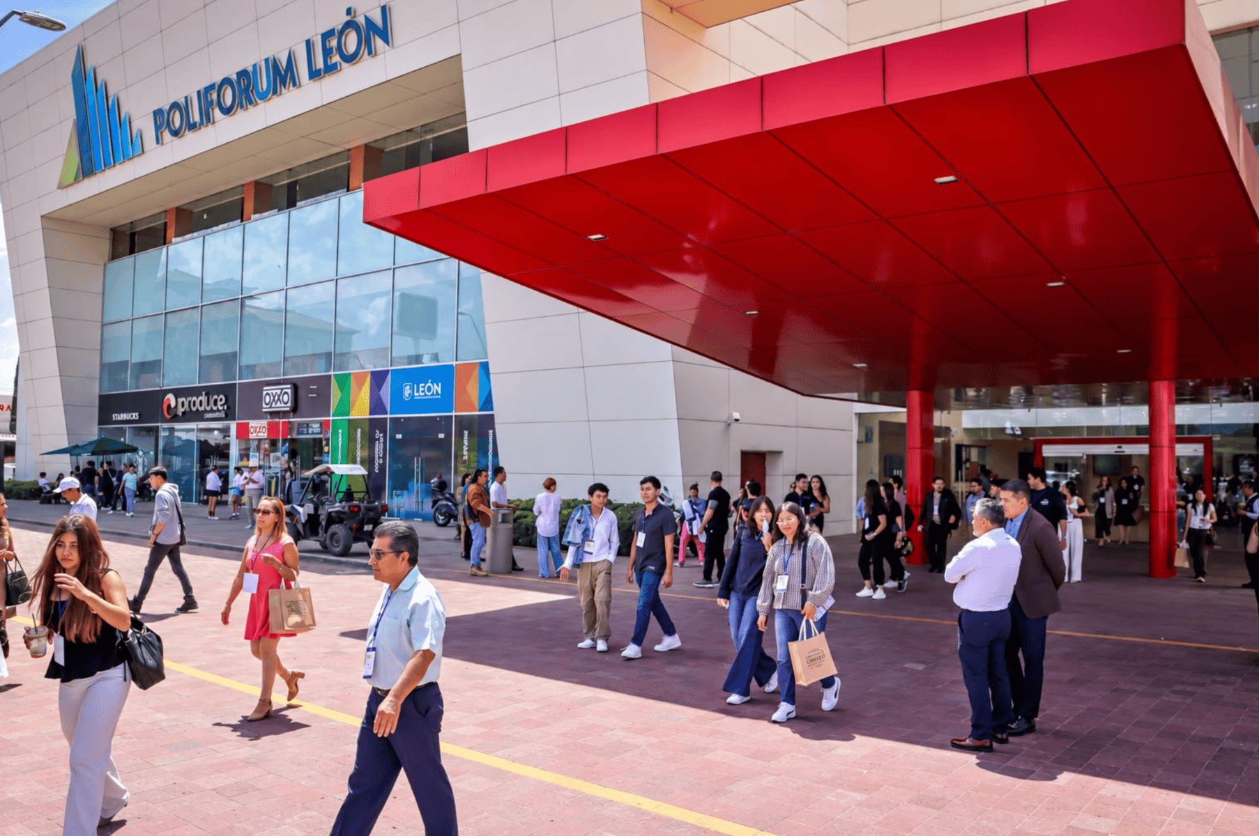 Entrada principal del Poliforum León con visitantes y fachada moderna en Guanajuato.
