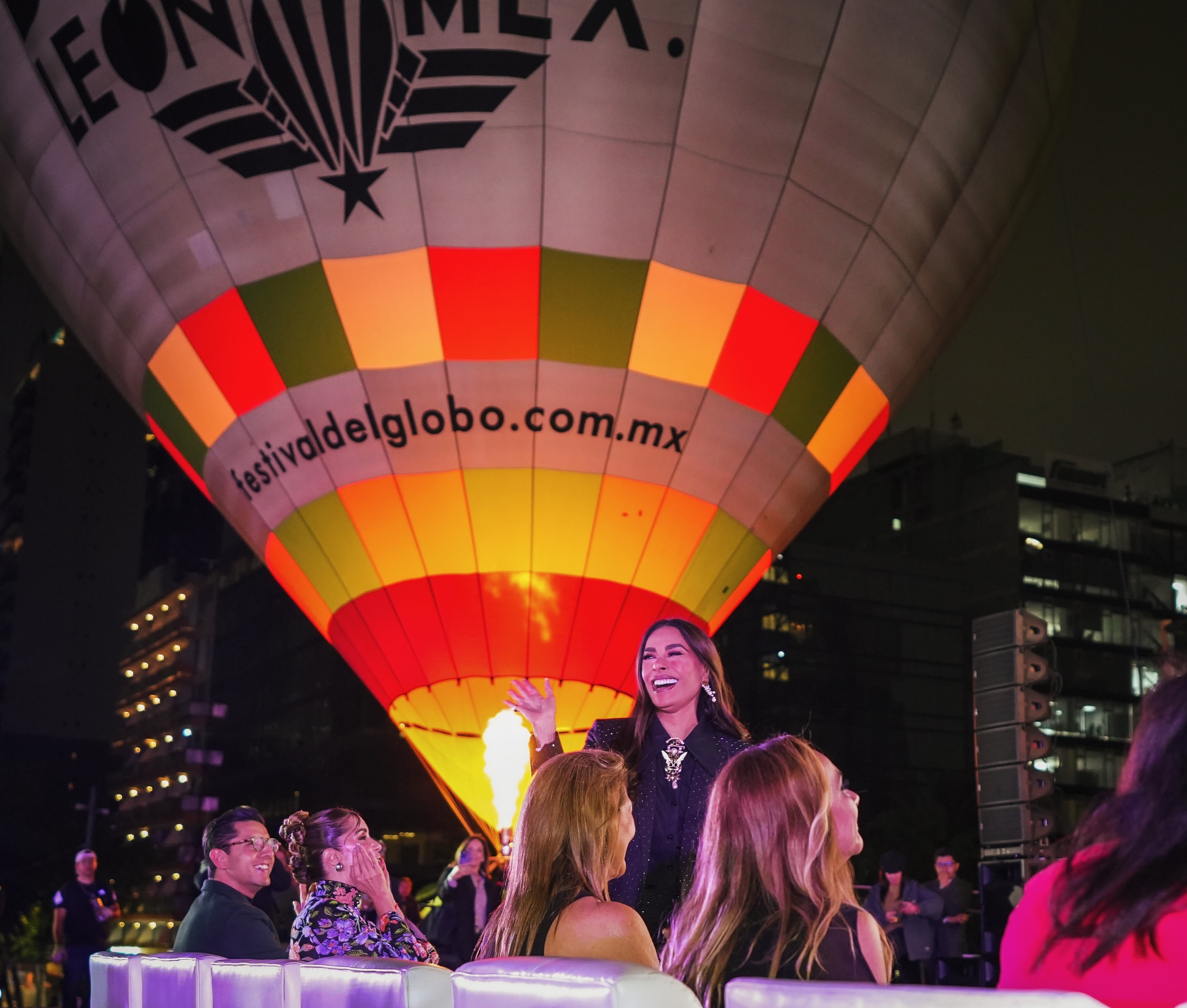 🎈✨ ¡La magia del @figleon encendió esta noche la Ciudad de México!…